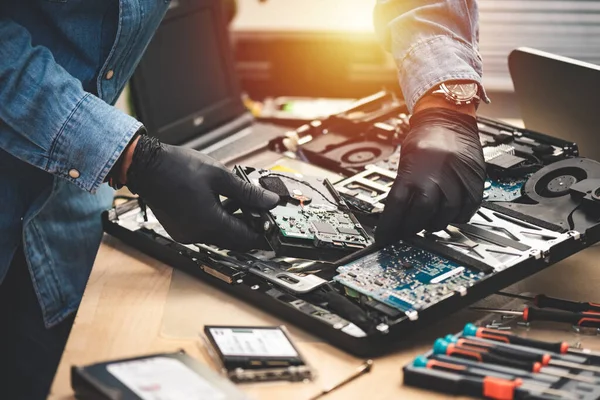 壊れたコンピューターを修理する技術者 コンピュータサービスと修理の概念 ストックフォト