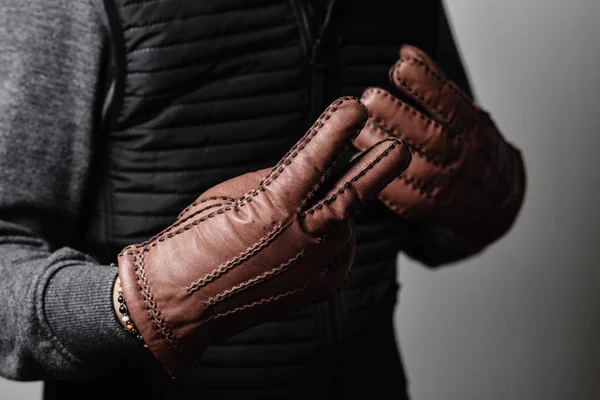 冬天戴棕色皮手套的男人 图库图片