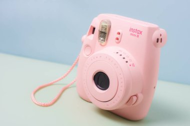 BANGKOK, THAILAND - 09 Ekim 2019: Pembe Fujifilm Instax Mini kamera mavi arkaplanda.