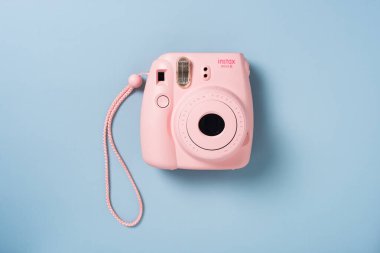 BANGKOK, THAILAND - 09 Ekim 2019: Pembe Fujifilm Instax Mini kamera mavi arkaplanda.