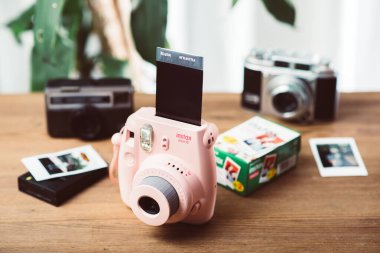 BANGKOK, THAILAND - 11 Ekim 2019: Pembe Fujifilm Instax mini 8, Instax Mini biçiminde hazır kamera (54 mm x 86 mm)).
