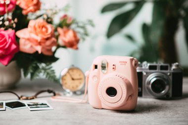 BANGKOK, THAILAND - 11 Ekim 2019: Pembe Fujifilm Instax mini 8, Instax Mini biçiminde hazır kamera (54 mm x 86 mm)).