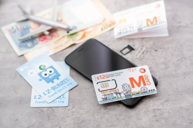 BANGKOK, THAILAND - 11 Ekim 2019: EZ-Monzee kartı ve M kartı. EZ-Monzee kartı MRT ve LRT otobüsüyle seyahat etmek için önceden ödenmiş bir kart. M Kart turistler için ön ödemeli bir SIM karttır..