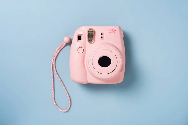 バンコク 2019年10月09日 ピンクの富士フイルムInstax Mini Instant Camera Blue Background ロイヤリティフリーのストック写真