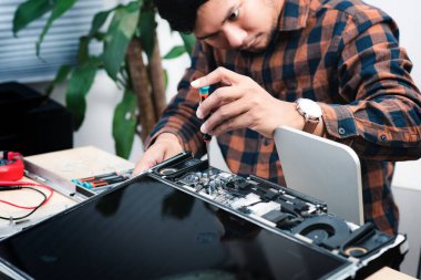 Teknisyen bozuk bir bilgisayarı tamir ediyor. Bilgisayar servisi ve onarım kavramı.