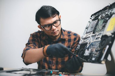 Teknisyen bozuk bir bilgisayarı tamir ediyor. Bilgisayar servisi ve onarım kavramı.