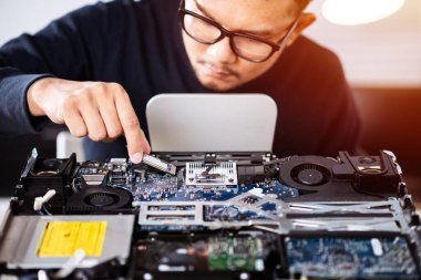 Teknisyen bozuk bir bilgisayarı tamir ediyor. Bilgisayar servisi ve onarım kavramı.