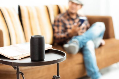Adam akıllı telefondan bluetooth hoparlörüne kadar müzik yayınlıyor..