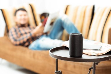 Adam akıllı telefondan bluetooth hoparlörüne kadar müzik yayınlıyor..