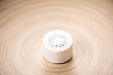 Müzik dinlemek için mini kablosuz bluetooth hoparlörü. Evde seslendirme asistanı.