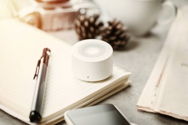 Müzik dinlemek için mini kablosuz bluetooth hoparlörü. Evde seslendirme asistanı.