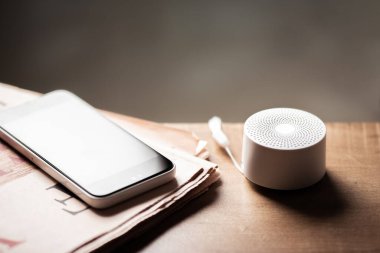 Müzik dinlemek için mini kablosuz bluetooth hoparlörü. Evde seslendirme asistanı.