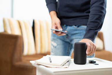 Adam akıllı telefondan bluetooth hoparlörüne kadar müzik yayınlıyor..