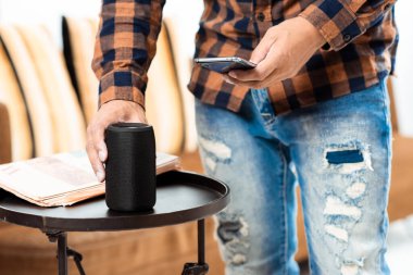 Adam akıllı telefondan bluetooth hoparlörüne kadar müzik yayınlıyor..