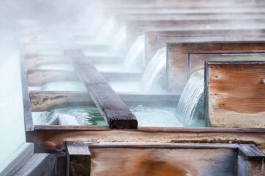 Yubatake Onsen, Kusatsu, Gunma, Japonya 'da maden suyu dolu kaplıca ahşap kutular. Yubatake sıcak kaynak suyunu soğutmak için kullanılır..