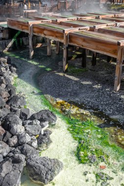 Yubatake Onsen, Kusatsu, Gunma, Japonya 'da maden suyu dolu kaplıca ahşap kutular. Yubatake sıcak kaynak suyunu soğutmak için kullanılır..