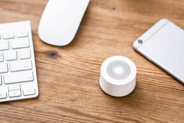 Müzik dinlemek için mini kablosuz bluetooth hoparlörü. Evde seslendirme asistanı.