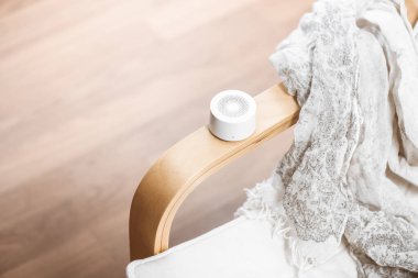 Müzik dinlemek için mini kablosuz bluetooth hoparlörü. Evde seslendirme asistanı.