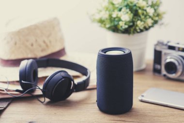 Müzik dinlemek için siyah mini kablosuz bluetooth hoparlörü. 