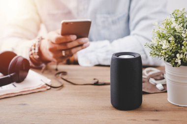 Adam akıllı telefondan bluetooth hoparlörüne kadar müzik yayınlıyor..