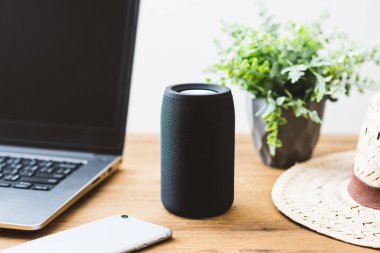 Müzik dinlemek için siyah mini kablosuz bluetooth hoparlörü. 