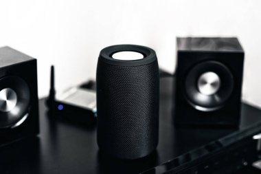 Müzik dinlemek için siyah mini kablosuz bluetooth hoparlörü. 