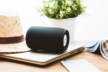 Müzik dinlemek için siyah mini kablosuz bluetooth hoparlörü. 
