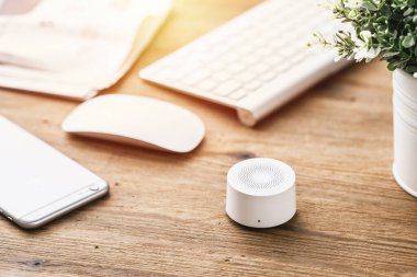 Müzik dinlemek için mini kablosuz bluetooth hoparlörü. Evde seslendirme asistanı.