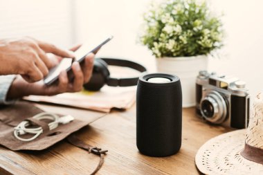 Adam akıllı telefondan bluetooth hoparlörüne kadar müzik yayınlıyor..