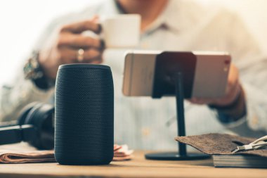 Adam akıllı telefondan bluetooth hoparlörüne kadar müzik yayınlıyor..