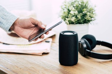 Adam akıllı telefondan bluetooth hoparlörüne kadar müzik yayınlıyor..