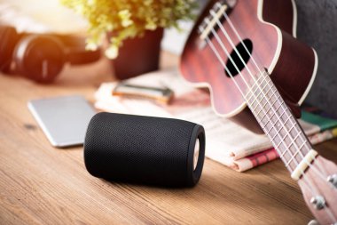 Müzik dinlemek için mini kablosuz hoparlör.
