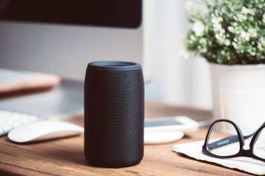 Müzik dinlemek için mini kablosuz hoparlör.