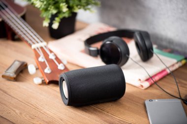 Müzik dinlemek için mini kablosuz hoparlör.
