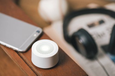 Müzik dinlemek için mini kablosuz hoparlör.