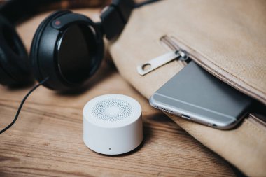 Müzik dinlemek için mini kablosuz hoparlör.