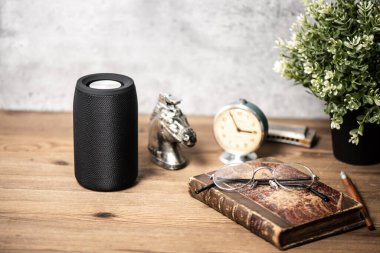 Müzik dinlemek için mini kablosuz hoparlör.