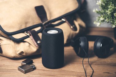 Müzik dinlemek için mini kablosuz hoparlör.