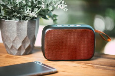 Rahatlatıcı konsept, müzik dinlemek için kırmızı kablosuz hoparlörü kapatın.