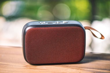 Rahatlatıcı konsept, müzik dinlemek için kırmızı kablosuz hoparlörü kapatın.