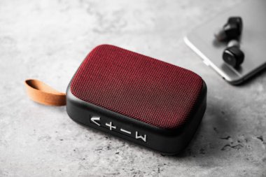 Rahatlatıcı konsept, müzik dinlemek için kırmızı kablosuz hoparlörü kapatın.