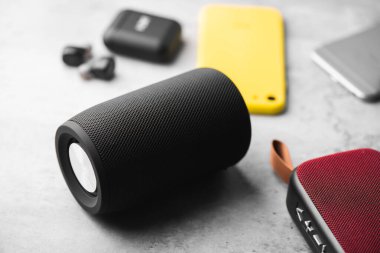 Rahatlatıcı konsept, müzik dinlemek için kablosuz taşınabilir hoparlörü kapatın.