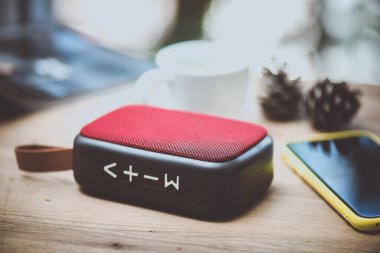 Rahatlatıcı konsept, müzik dinlemek için kırmızı kablosuz hoparlörü kapatın.