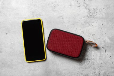 Rahatlatıcı konsept, kablosuz taşınabilir hoparlörü kapat ve boş ekran akıllı telefonu.