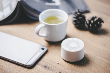 Rahatlatıcı konsept, müzik dinlemek için kablosuz taşınabilir hoparlörü kapatın.