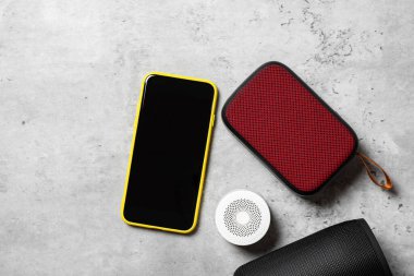 Rahatlatıcı konsept, kablosuz taşınabilir hoparlörü kapat ve boş ekran akıllı telefonu.