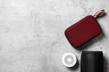 Rahatlatıcı konsept, müzik dinlemek için kablosuz taşınabilir hoparlörü kapatın.