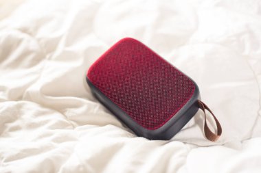 Rahatlatıcı konsept, yatağa kablosuz taşınabilir hoparlör kullanmak.