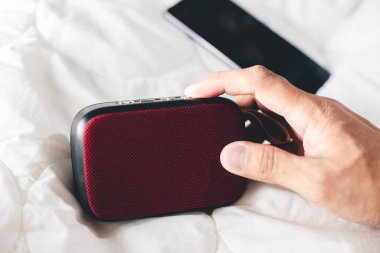 Rahatlatıcı konsept, yatağa kablosuz taşınabilir hoparlör kullanmak.