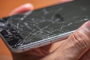 Kırık akıllı telefondaki kırık ekranı kapat.